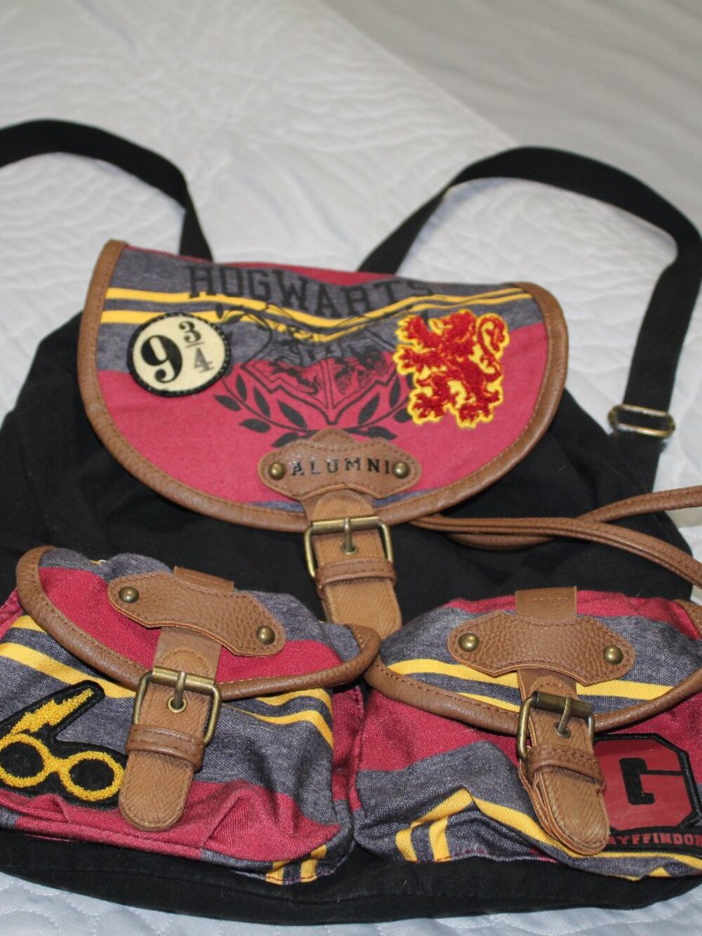 Harry Potter Hogwarts Gryffindor
Backpack Alumni Satchel Tote 9
3/4 Wizard World
